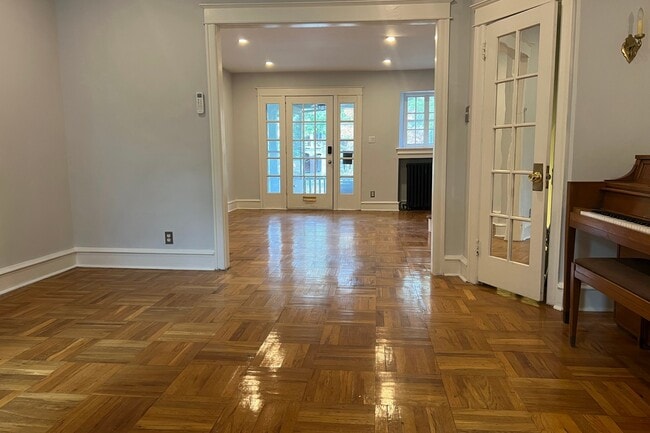 Building Photo - 110 E Roumfort Rd