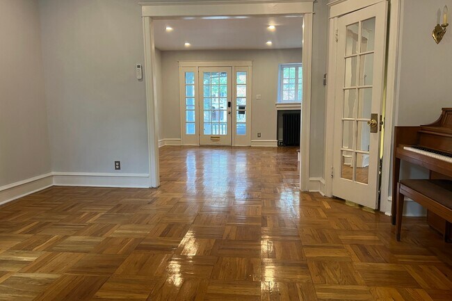 Foto del edificio - 110 E Roumfort Rd