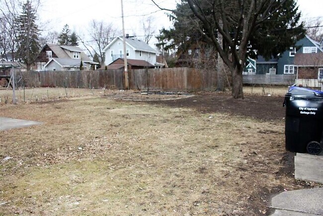 Foto del edificio - Spacious 3 Bedroom Upper With Garage.