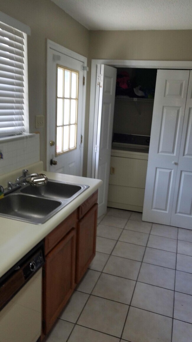 Foto del edificio - 60 Brent Ct