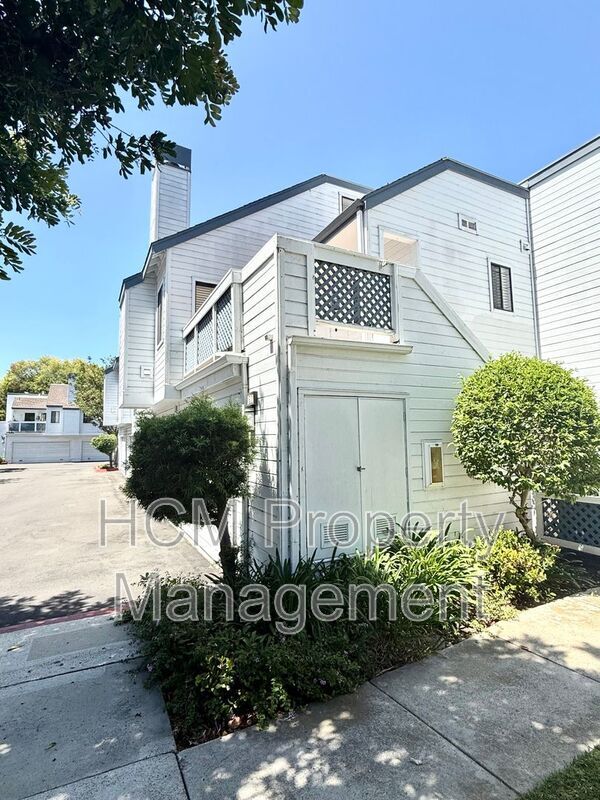 Building Photo - 611 Springbrook N