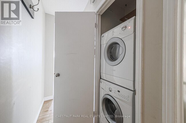 Photo du bâtiment - 650A Queen St W