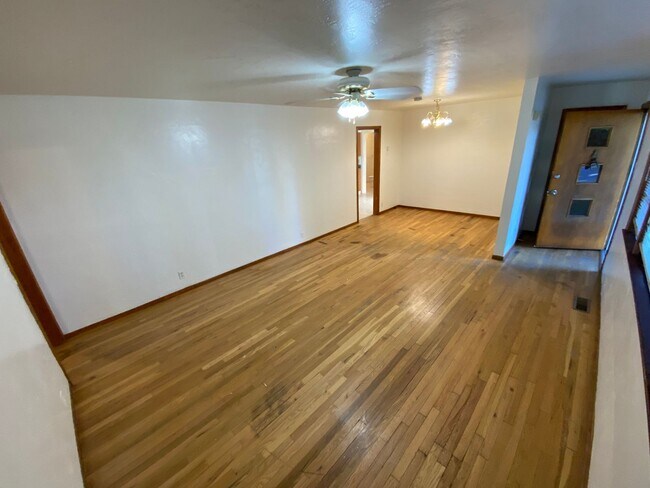 Foto del edificio - Crestview Three Bedroom House with Garage