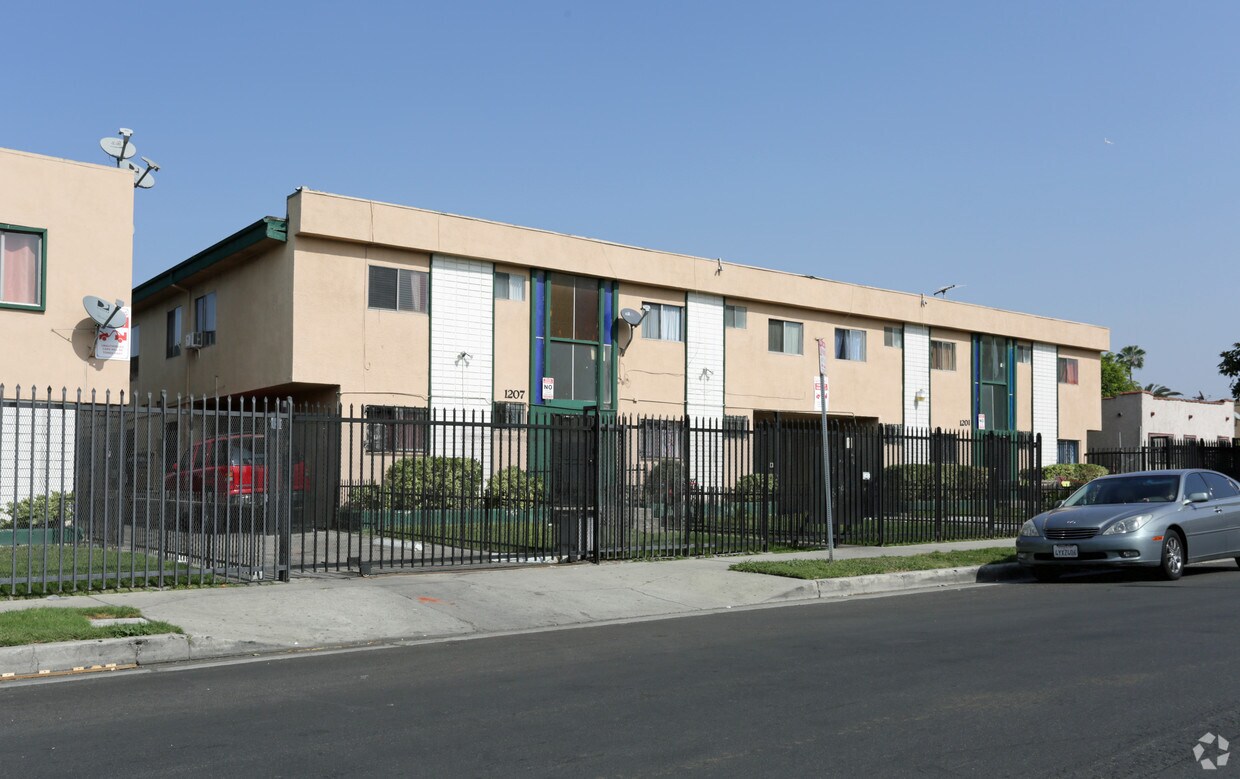 Primary Photo - 1201-1207 W 39th Pl