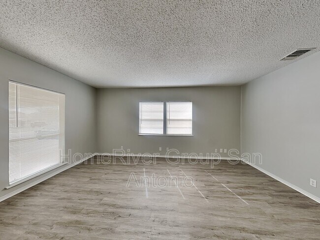 Building Photo - 911 Hickory Hill Dr