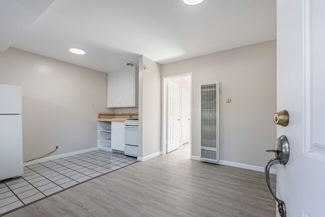 Building Photo - Newly Remodeled 1 Bed/1 Bath