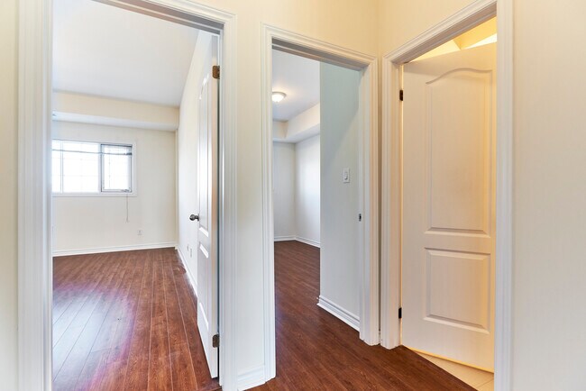 Photo du bâtiment - Spacious 2 bedroom unit with outdoor space