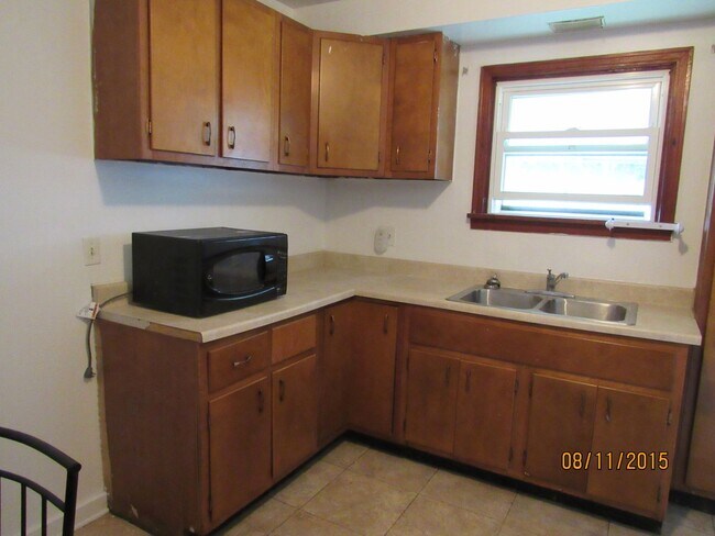 Foto del edificio - 4-5 bedroom home located on Oakland Ave, o...