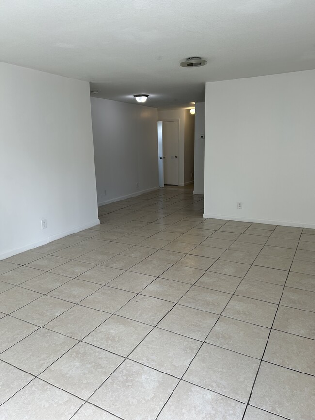 Building Photo - 5719 NW 27th Ct