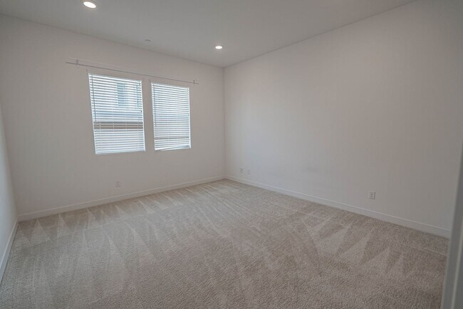 Foto del edificio - COMING SOON! 3-Bedroom Condo with Solar Pa...