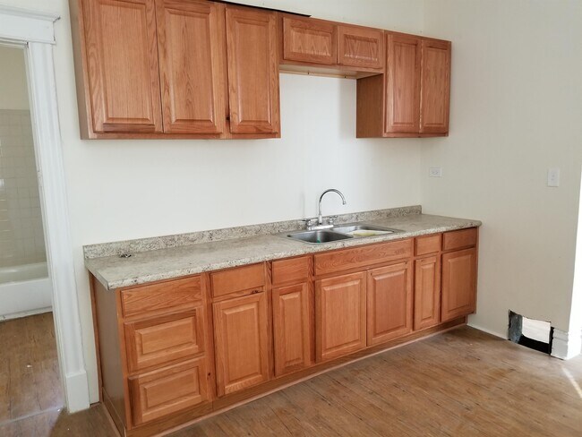 Building Photo - 327 W 110th St