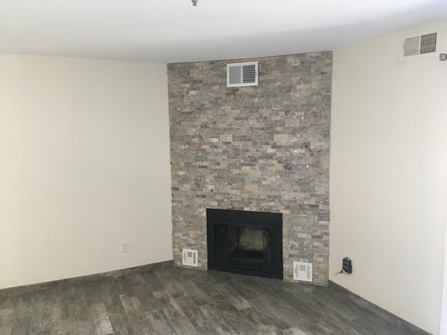 Building Photo - 2601 W Broadway Blvd