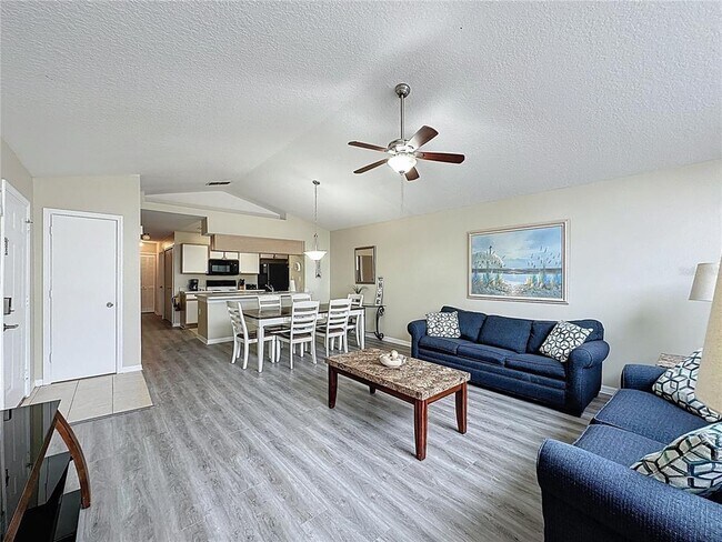 Foto del edificio - 8716 Rain Forest Pl