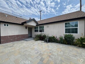 Building Photo - 434 N Beachwood Dr