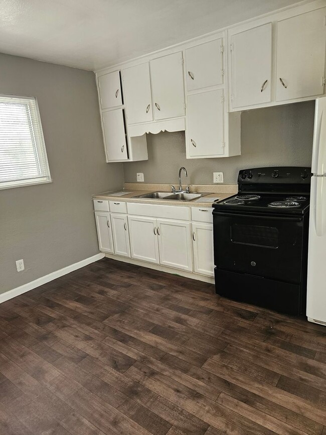 Building Photo - Beautiful top floor 2 bedroom apartment.