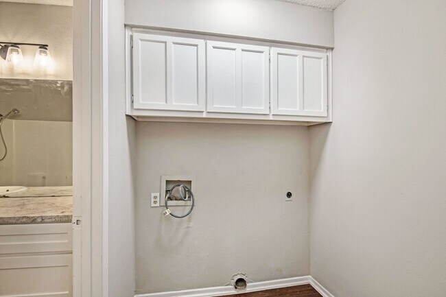 Building Photo - Updated 2 Bedroom, 2 Bathroom Duplex in No...