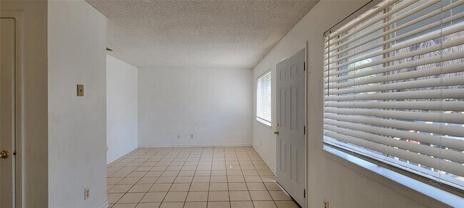 Foto del edificio - 530 W Hopkins St