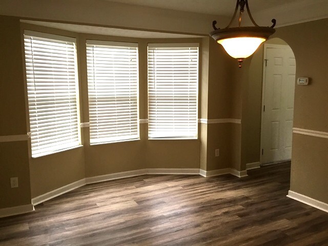 Foto del edificio - 357 Pinecrest Ct
