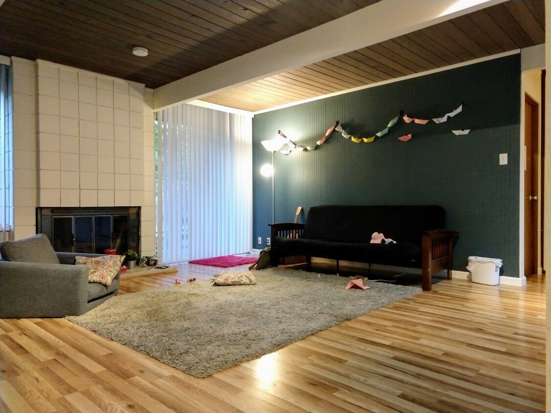 Main living room - 1102 Pomeroy Avenue