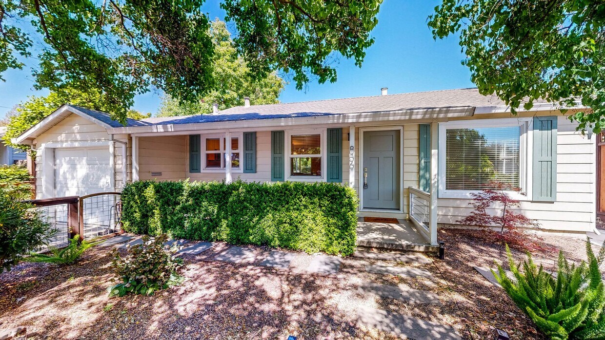 Primary Photo - Bright Updated 2 Bedroom, 1 bath Home with...