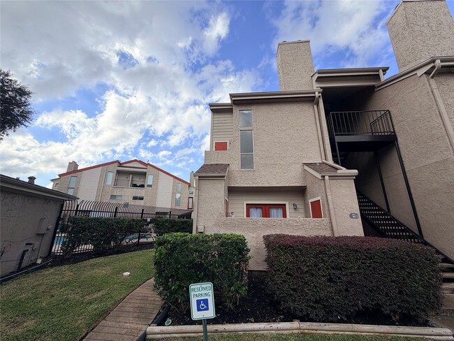 Foto del edificio - 10855 Meadowglen Ln