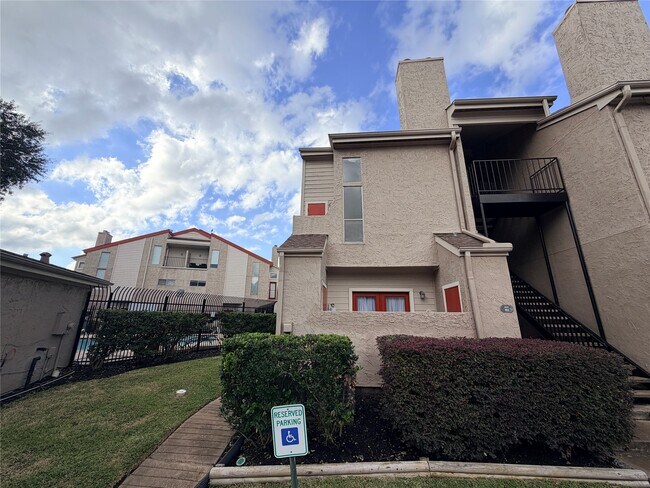 Building Photo - 10855 Meadowglen Ln