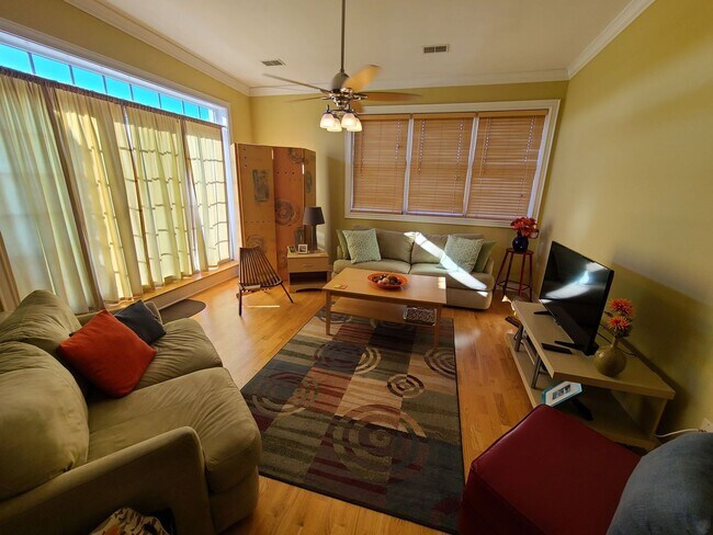 Foto del edificio - Fully Furnished Executive Condo in Downtow...