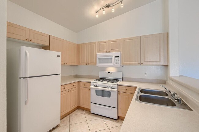 Foto del edificio - 2 Bedroom Townhouse in a GATED Beautiful M...