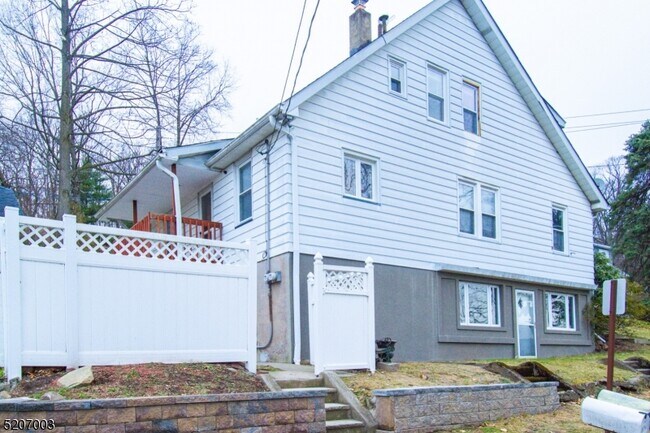 Building Photo - 20 Summit Ave