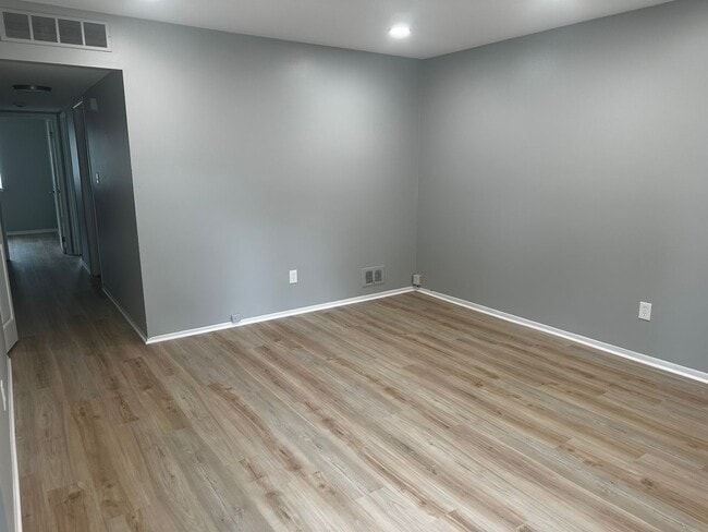 Building Photo - 3 Bedroom Home In Harper Woods