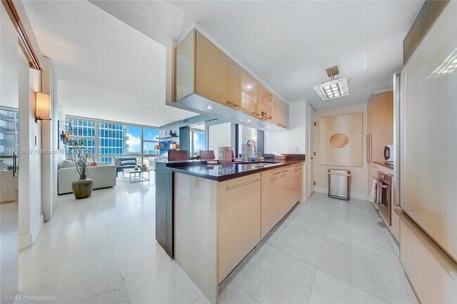 Foto del edificio - 6801 Collins Ave