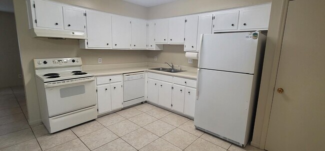 Foto del edificio - 8812 Pembroke Ct N