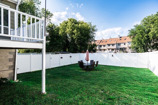 Foto del edificio - 242 Pleasant St