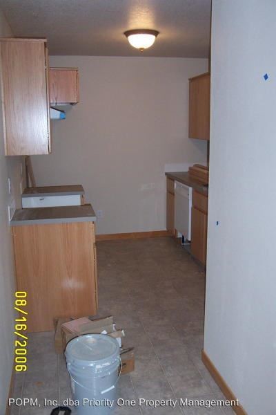 Foto del edificio - 17001-17003 SE Valley View Rd