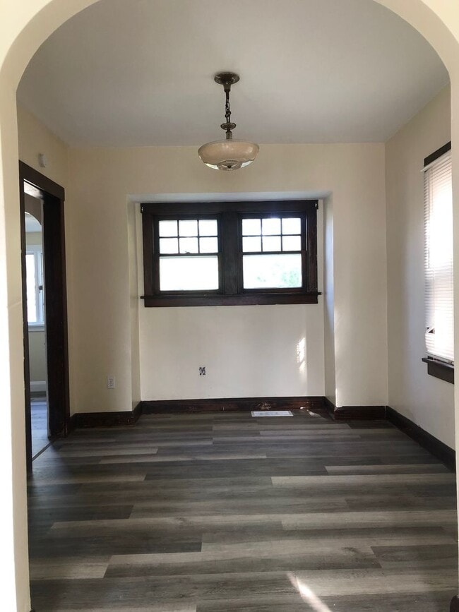 Building Photo - 2 Bedroom West Toledo