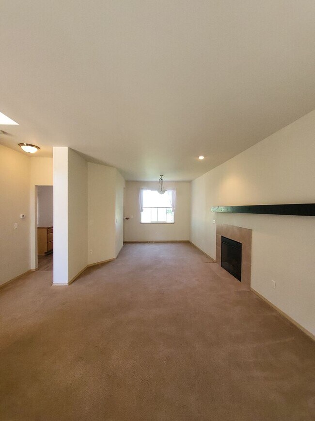 Building Photo - Large 4 bedroom 3.5 Bathroom located in Na...