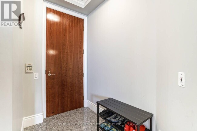 Building Photo - 25-PH25 Kingsbridge Garden Cir