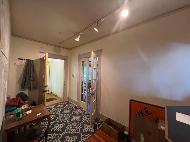 Foto del edificio - 3 Bed 1 Bath Unit in lower level of Victor...