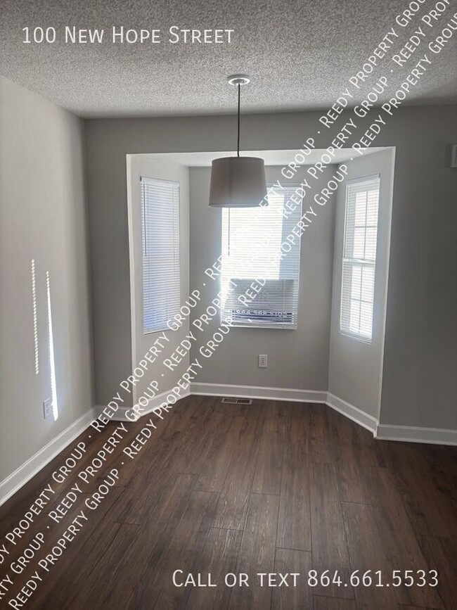 Foto del edificio - 100 New Hope St