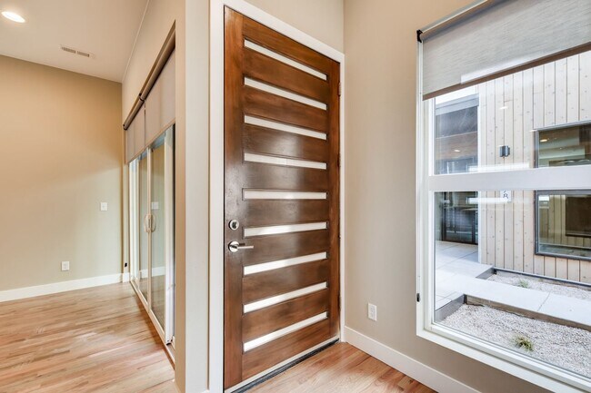 Foto del edificio - Lux Townhome for Rent in Sunnyside