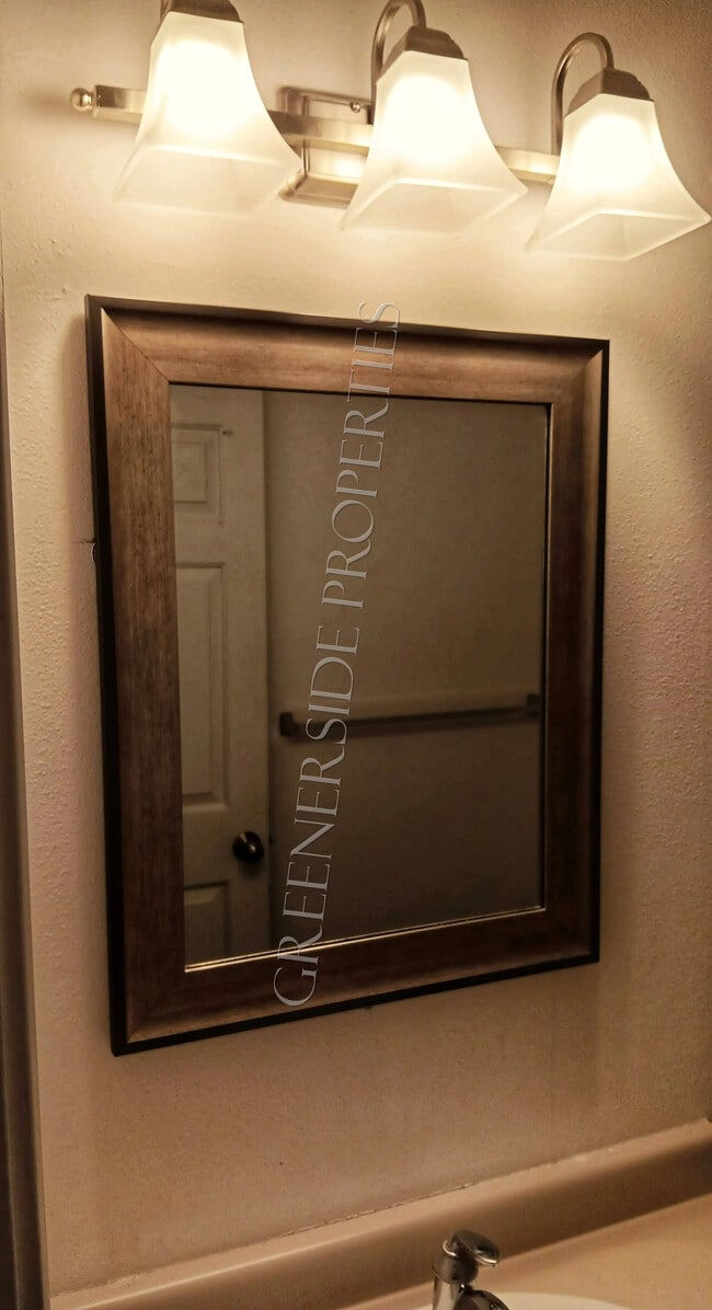 Building Photo - 677 Paradise Plz