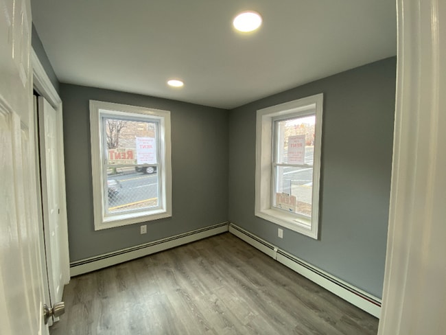 Foto del edificio - 301 Lilac Ln