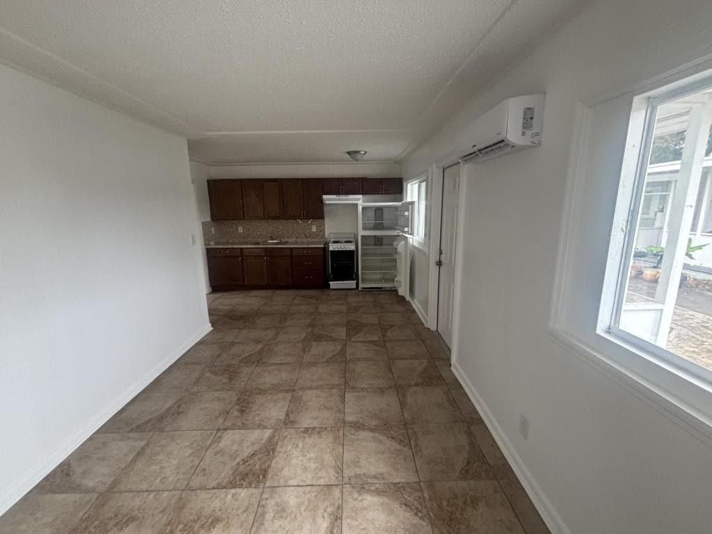 Primary Photo - 1352 Alpha St
