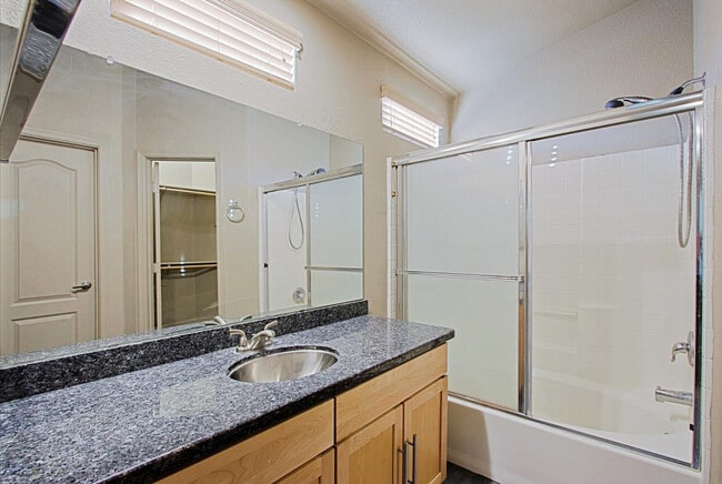 Building Photo - 2402 E 5th St