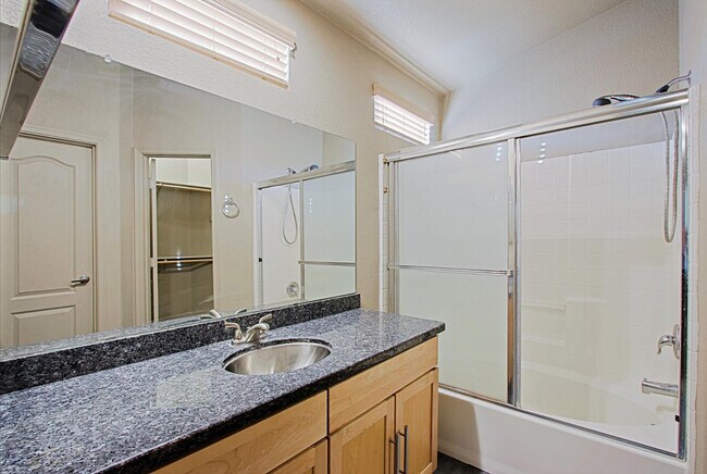 Foto del edificio - 2402 E 5th St