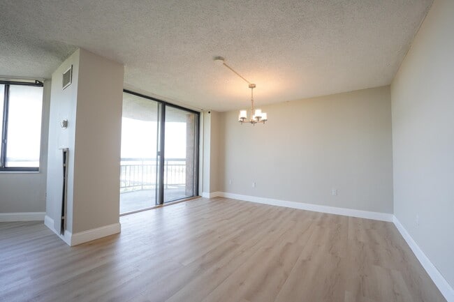 Building Photo - 1021 Harmon Cove Tower