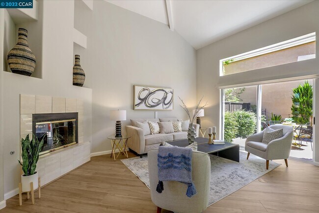 Building Photo - 388 Catalan Way