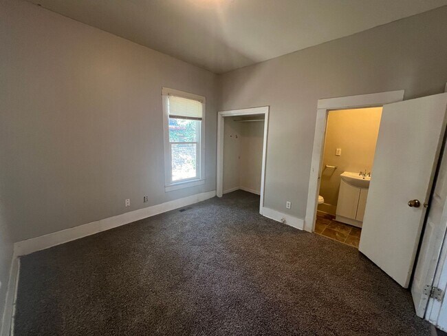Building Photo - Spacious 3 bedroom 2 1/2 bath in NE Lincoln
