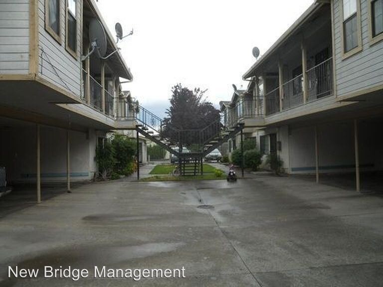Primary Photo - 1180 Kenwood Ave