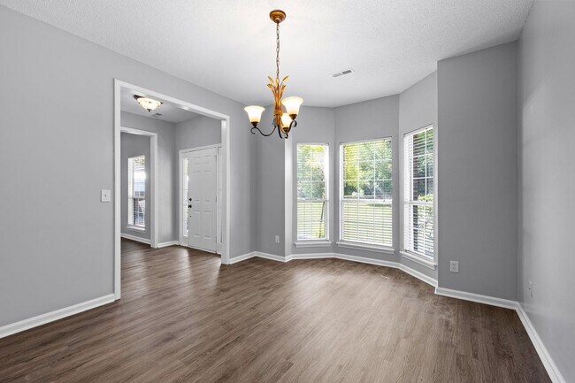 Foto del edificio - Updated 4BR Home in Northgate District with Huge Back Deck